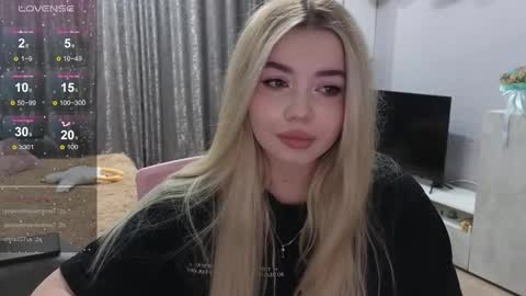 Snapshot of maymallorie chatting on December 17, 2024, 5:36 pm may online show from December 17, 2024, 5:36 pm