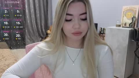 Snapshot of maymallorie chatting on February 27, 2025, 11:48 pm may online show from February 27, 2025, 11:48 pm