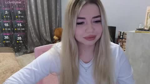 Snapshot of maymallorie chatting on March 3, 2025, 2:15 pm may online show from March 3, 2025, 2:15 pm