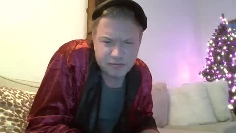 Snapshot of me2283 chatting on December 10, 2024, 3:30 am me2283 online show from December 10, 2024, 3:30 am