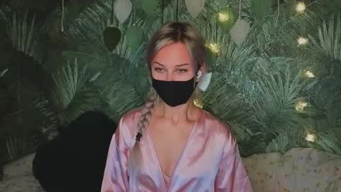 Snapshot of meeeewmeeeeow chatting on October 13, 2025, 11:16 pm meeeewmeeeeow online show from October 13, 2025, 11:16 pm