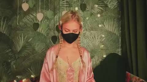 Snapshot of meeeewmeeeeow chatting on October 27, 2025, 9:30 pm meeeewmeeeeow online show from October 27, 2025, 9:30 pm