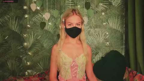 Snapshot of meeeewmeeeeow chatting on November 7, 2025, 4:01 am meeeewmeeeeow online show from November 7, 2025, 4:01 am