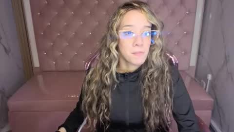 megan_collins_b online show from October 30, 2025, 1:01 pm