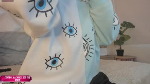 Snapshot of megan_dh chatting on October 3, 2025, 12:13 pm Megan online show from October 3, 2025, 12:13 pm