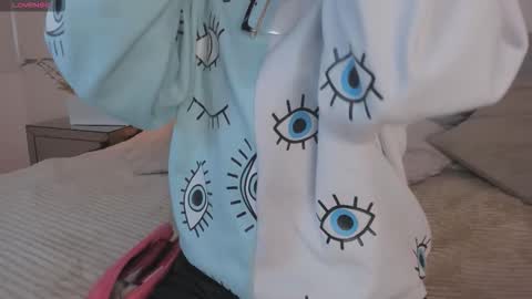 Snapshot of megan_dh chatting on October 15, 2025, 12:05 pm Megan online show from October 15, 2025, 12:05 pm