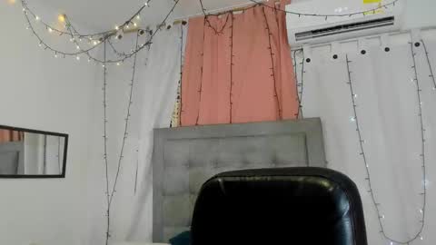 Snapshot of megan_kis9 chatting on December 7, 2024, 6:59 pm megan online show from December 7, 2024, 6:59 pm