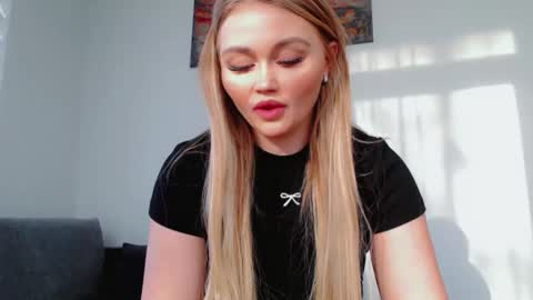 Snapshot of melani_a chatting on February 3, 2026, 12:21 pm Melania online show from February 3, 2026, 12:21 pm