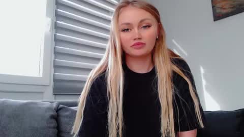 Snapshot of melani_a chatting on March 26, 2026, 12:44 pm Melania online show from March 26, 2026, 12:44 pm