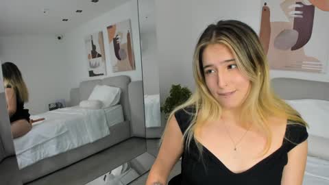 Snapshot of melanie__5 chatting on January 22, 2025, 7:57 am Melanie Baez online show from January 22, 2025, 7:57 am