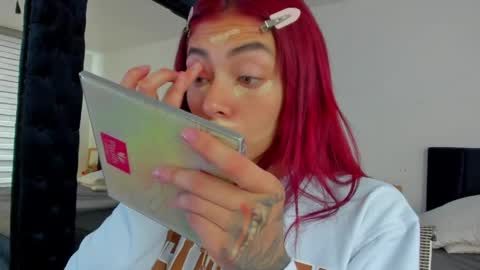 Melanie roux  online show from April 14, 2026, 12:44 pm