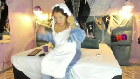 Snapshot of melanieroux chatting on October 28, 2025, 8:11 pm Melanie Roux online show from October 28, 2025, 8:11 pm