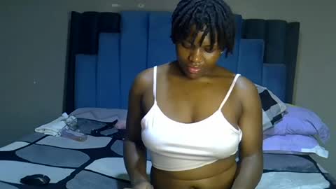 Snapshot of melanin_moon chatting on June 13, 2026, 11:35 pm Moon online show from June 13, 2026, 11:35 pm