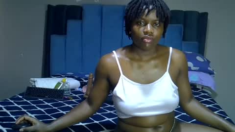Snapshot of melanin_moon chatting on July 7, 2026, 11:25 am Moon online show from July 7, 2026, 11:25 am