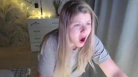 Snapshot of melissa__ray chatting on October 6, 2025, 6:05 pm Melissa Ray online show from October 6, 2025, 6:05 pm