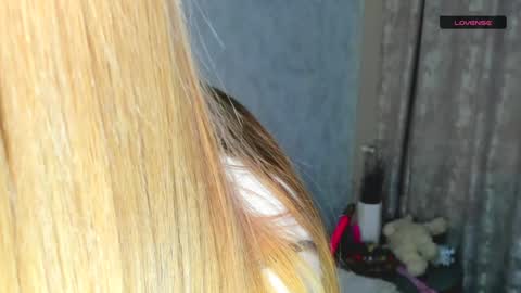 MelMooon online show from January 4, 2025, 2:14 pm