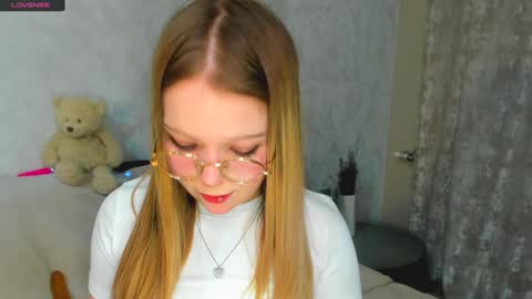 MelMooon online show from January 17, 2025, 4:47 pm