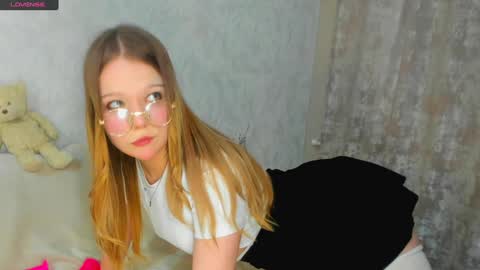 MelMooon online show from February 3, 2025, 2:02 pm