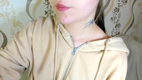 MelMooon online show from September 28, 2025, 6:46 pm