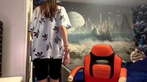 Hi Im Aria 18 years old online show from December 22, 2025, 1:52 pm