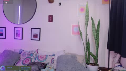 Mena  Help me reach 700 thumbs up online show from October 28, 2025, 7:27 pm