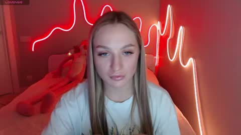Snapshot of meowwmirra chatting on May 13, 2026, 7:33 pm Mirrra online show from May 13, 2026, 7:33 pm
