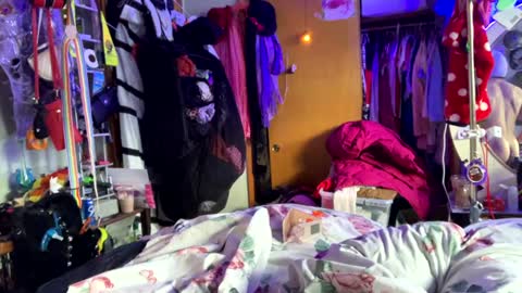 gurlnips online show from February 3, 2025, 12:47 am