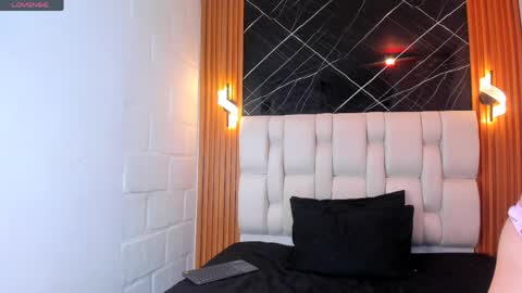 Mia online show from April 15, 2026, 1:18 pm