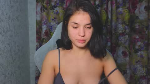 Snapshot of mia___lunaa chatting on November 9, 2025, 7:34 pm Mia online show from November 9, 2025, 7:34 pm