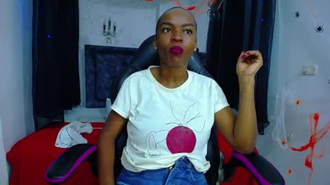 Snapshot of mia__thomson_ chatting on November 5, 2025, 12:27 pm MIA online show from November 5, 2025, 12:27 pm