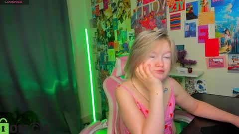 Mia online show from April 22, 2026, 2:36 am