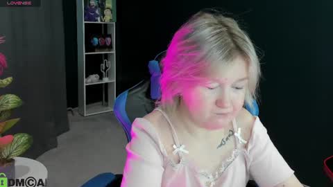 Mia online show from June 12, 2026, 3:05 am