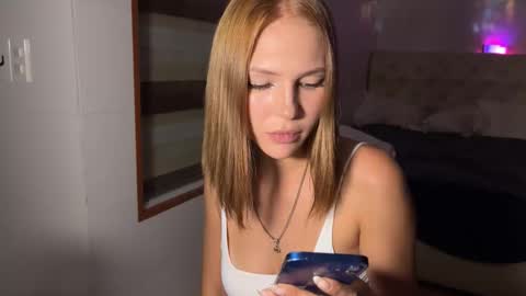 Snapshot of mia_floo chatting on November 10, 2025, 2:27 pm mia_floo online show from November 10, 2025, 2:27 pm