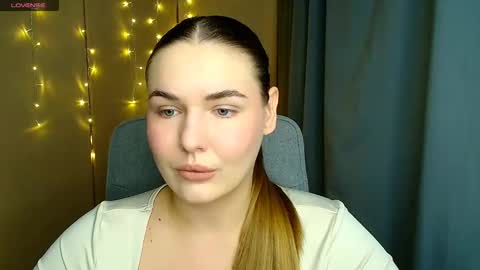mia_lemm online show from November 13, 2025, 12:15 pm