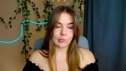 mia_lemm online show from March 3, 2026, 7:47 am
