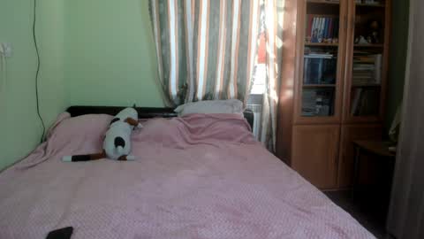 mia_lores online show from April 8, 2026, 9:09 am