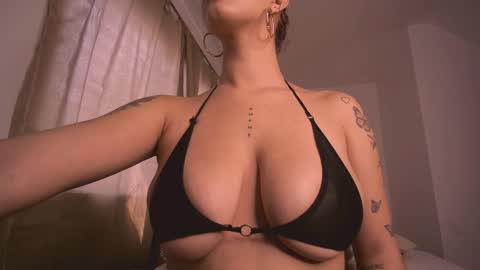 mia independent model online show from December 17, 2025, 3:29 pm