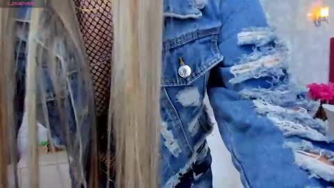 Mia online show from March 27, 2026, 11:54 am