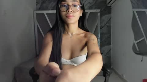 mia_petiteht online show from April 9, 2026, 8:36 pm