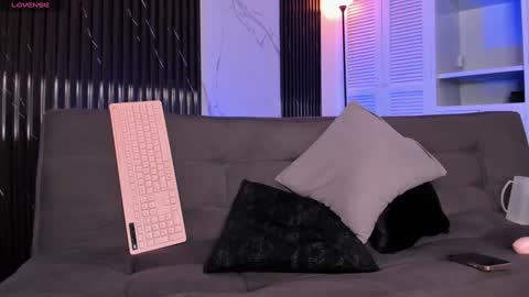 Mia online show from December 7, 2024, 3:58 am