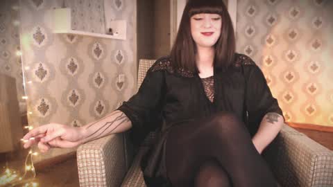 mia_wallase online show from April 5, 2026, 7:55 pm