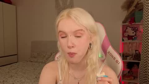 Snapshot of mia_waterlily chatting on March 17, 2026, 3:11 am Mia online show from March 17, 2026, 3:11 am