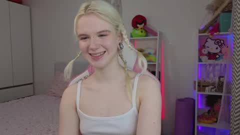 Snapshot of mia_waterlily chatting on April 7, 2026, 3:29 am Mia online show from April 7, 2026, 3:29 am