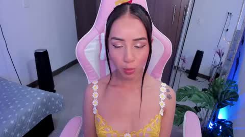 mia  nicolle online show from March 5, 2025, 4:34 am