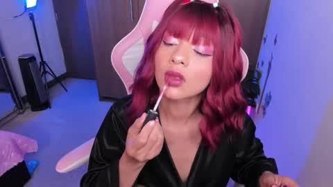 mia  nicolle online show from December 22, 2025, 2:19 am