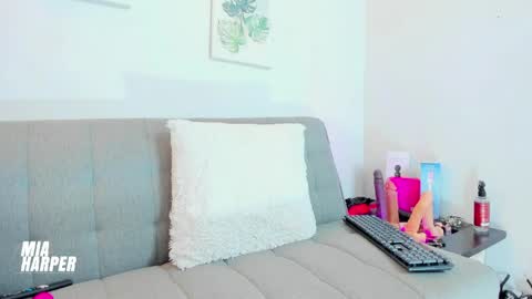 MIA  ELIZABETH online show from April 8, 2026, 11:05 pm