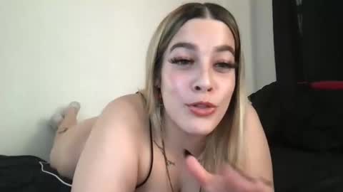 Mia Moji online show from December 22, 2025, 8:28 pm