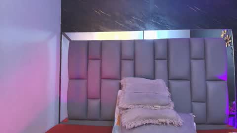 Mia online show from November 15, 2025, 12:02 pm