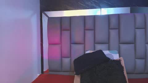 Mia online show from November 22, 2025, 12:04 pm