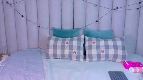 miaanderson__ online show from December 16, 2025, 7:41 pm